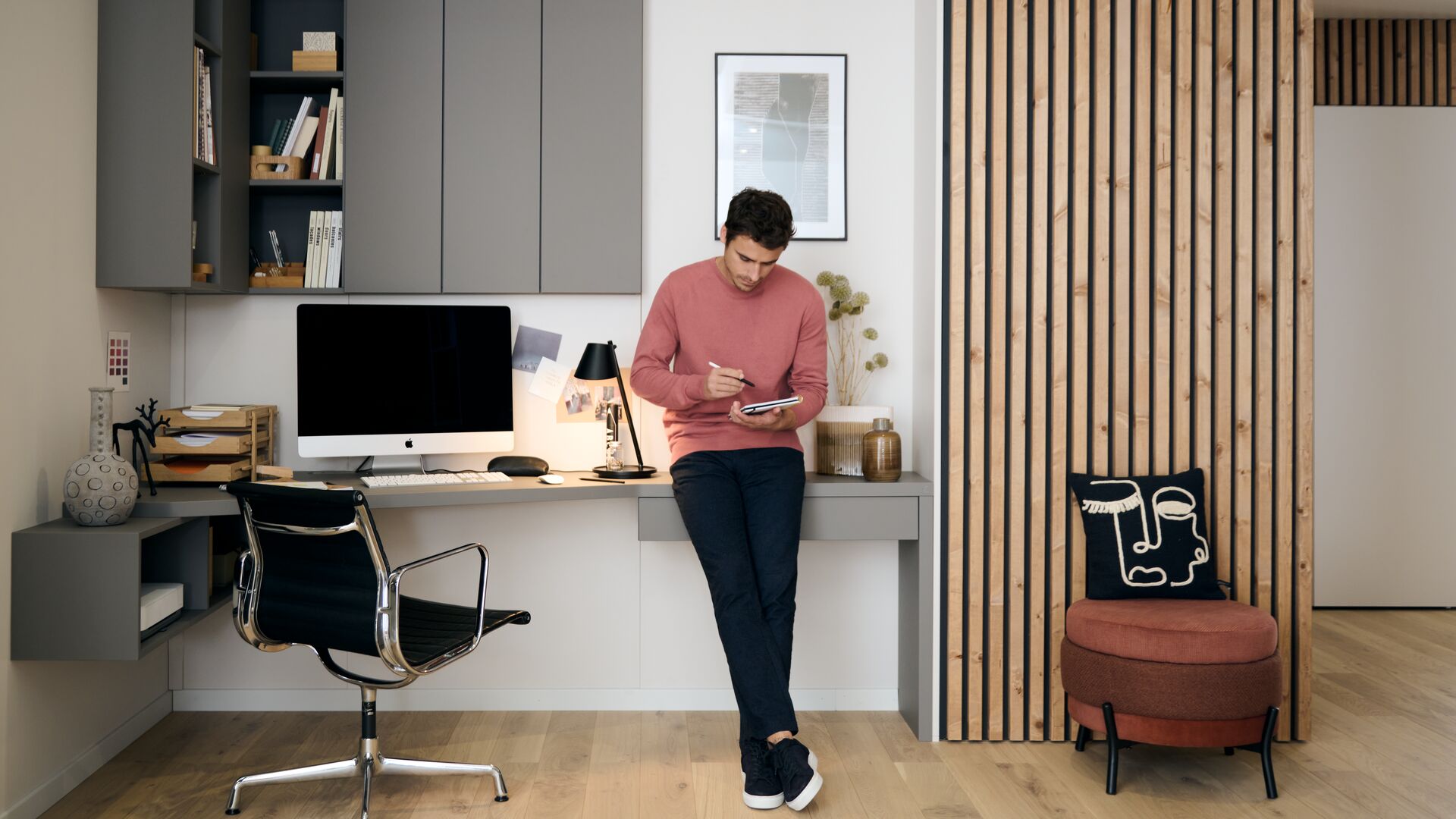 Bureau sur mesure en bois clair le long d'un mur, piètement acier et rangements assortis