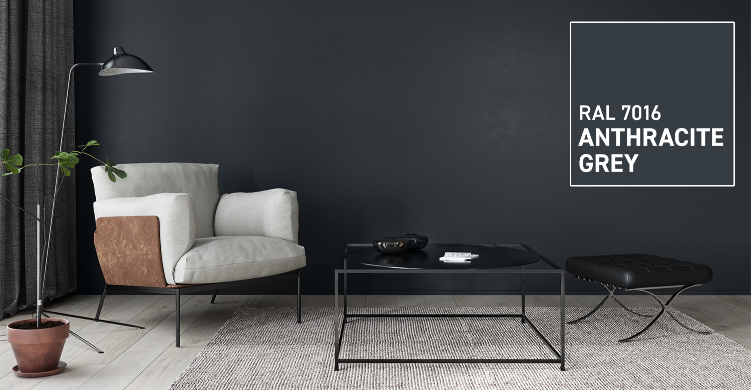 Échantillons de couleur anthracite et de gris foncé posés côte à côte sur un mur contemporain