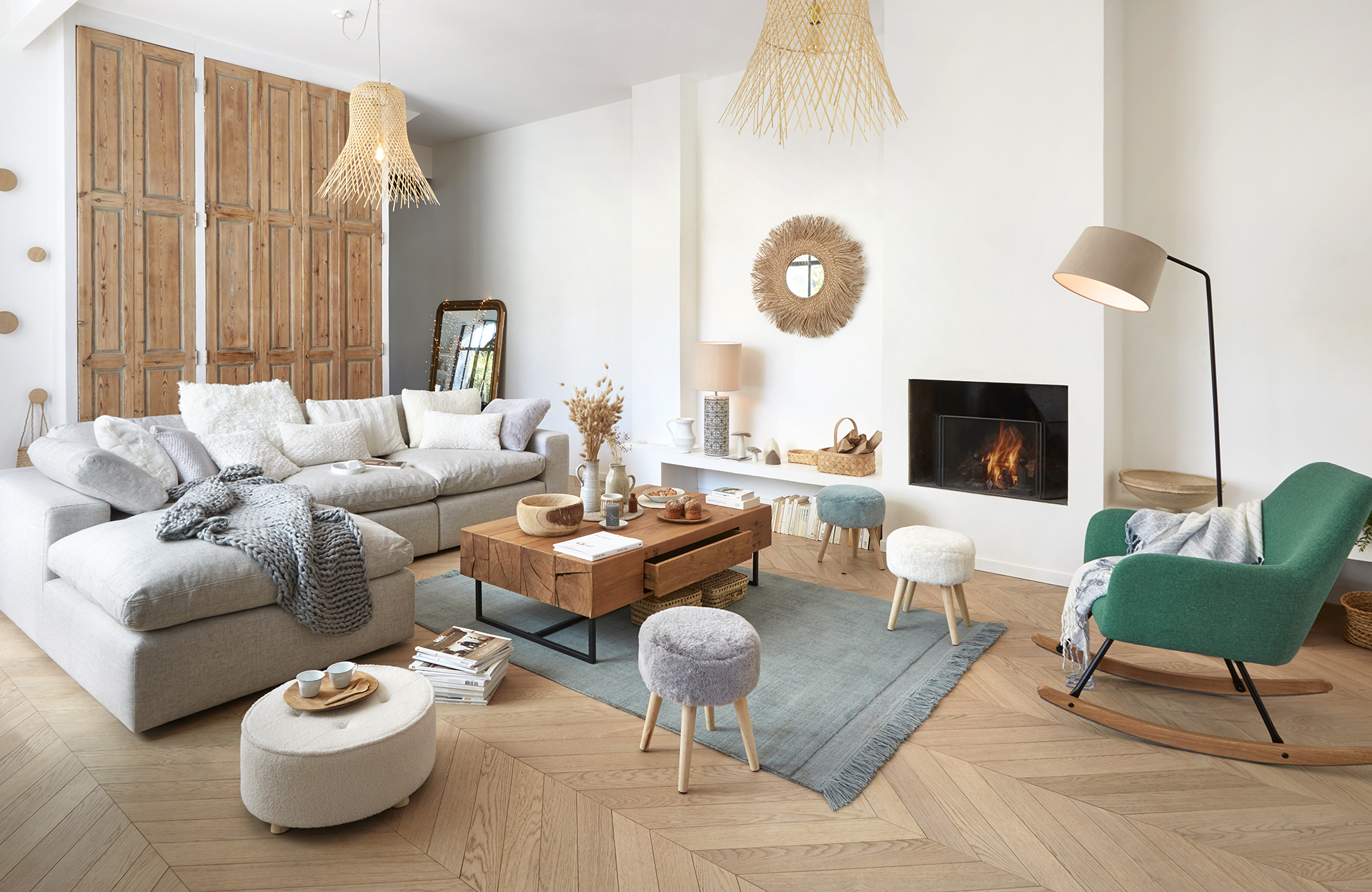 Luminaire design suspendu dans un intérieur contemporain