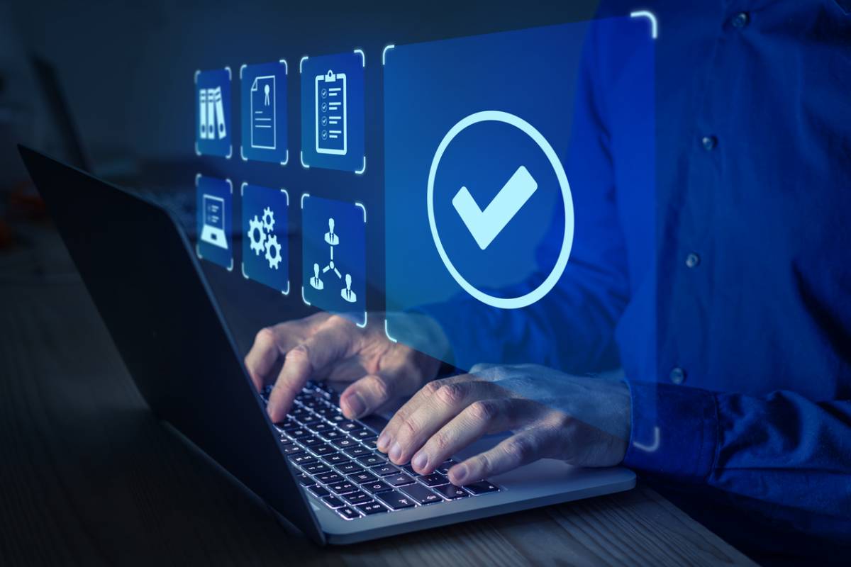 Équipe d'une entreprise numérique travaillant sur ordinateurs avec des tableaux de bord