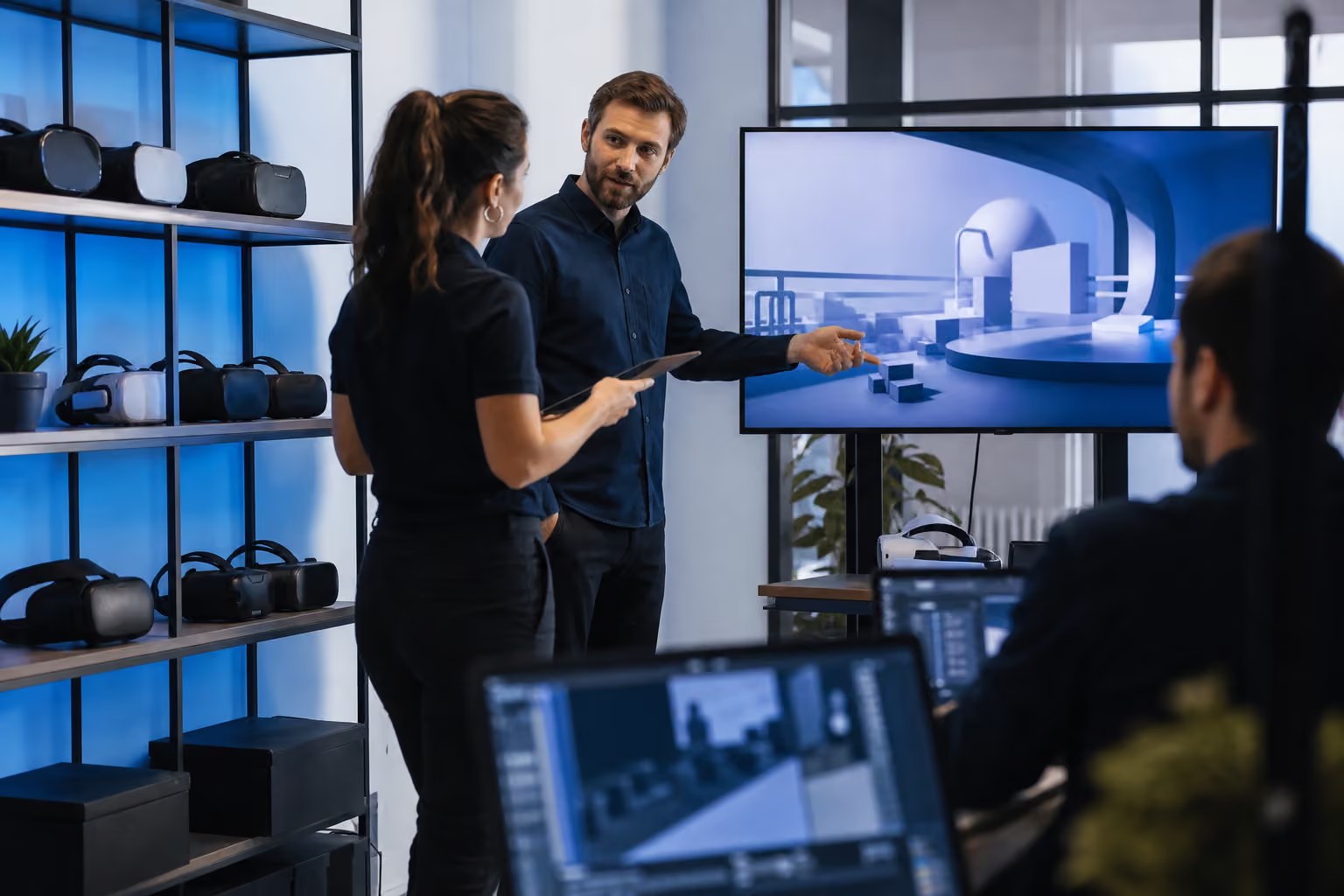 Professionnelle utilisant un casque de réalité virtuelle devant une visualisation architecturale 3D