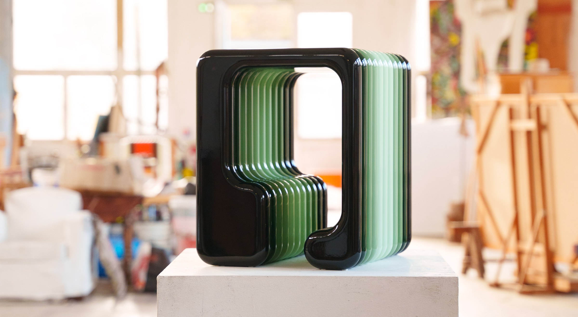 Sélection de mobilier et de luminaires illustrant le design objet contemporain