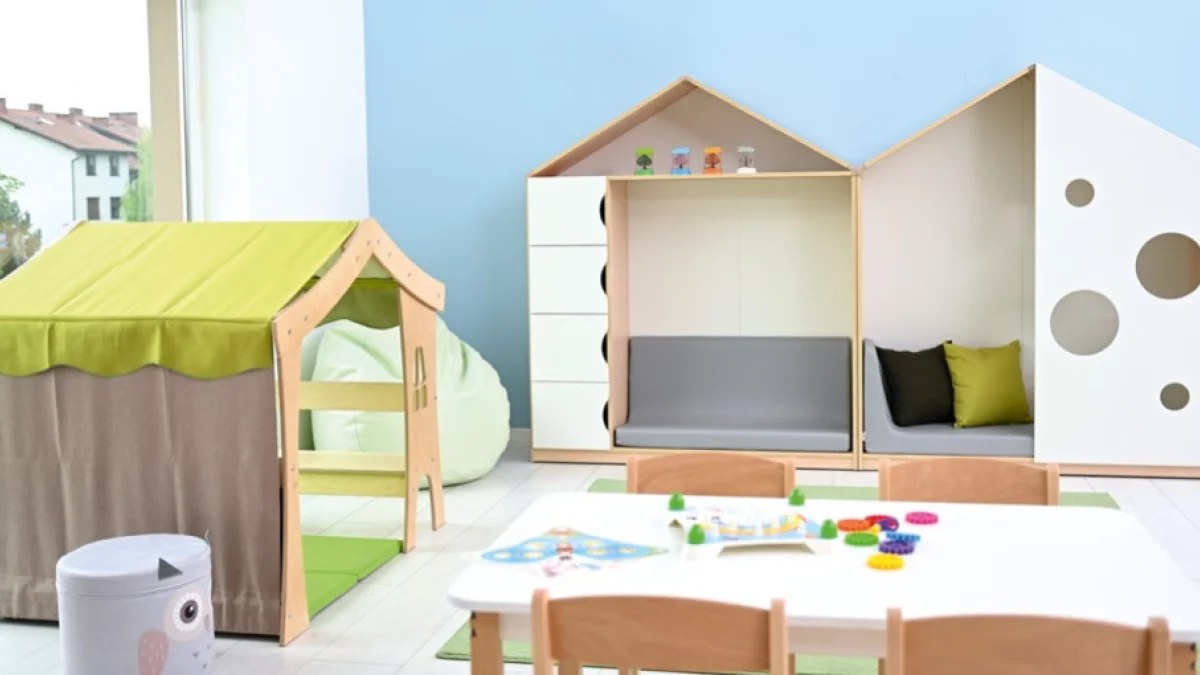 Personne consultant un espace personnel sur un ordinateur à la maison